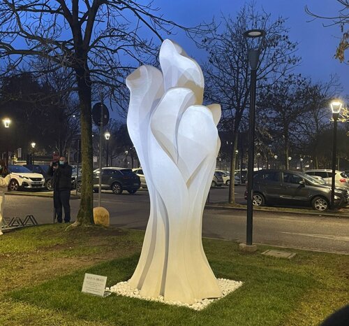 “Eco di un Abbraccio”, la statua realizzata da Franco Ghirardi donata a Fondazione Poliambulanza