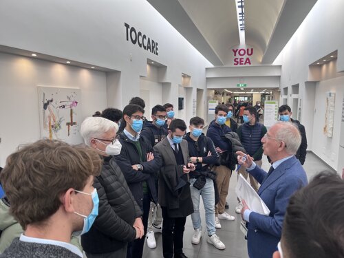 Il prestigioso Collegio Augustinianum, dell'Università Cattolica di Milano, in visita alla mostra di Raul Gabriel