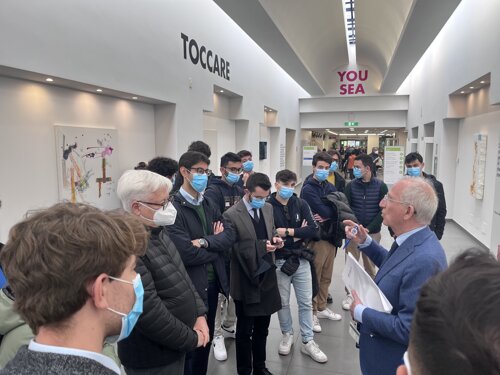 Il prestigioso Collegio Augustinianum, dell'Università Cattolica di Milano, in visita alla mostra di Raul Gabriel